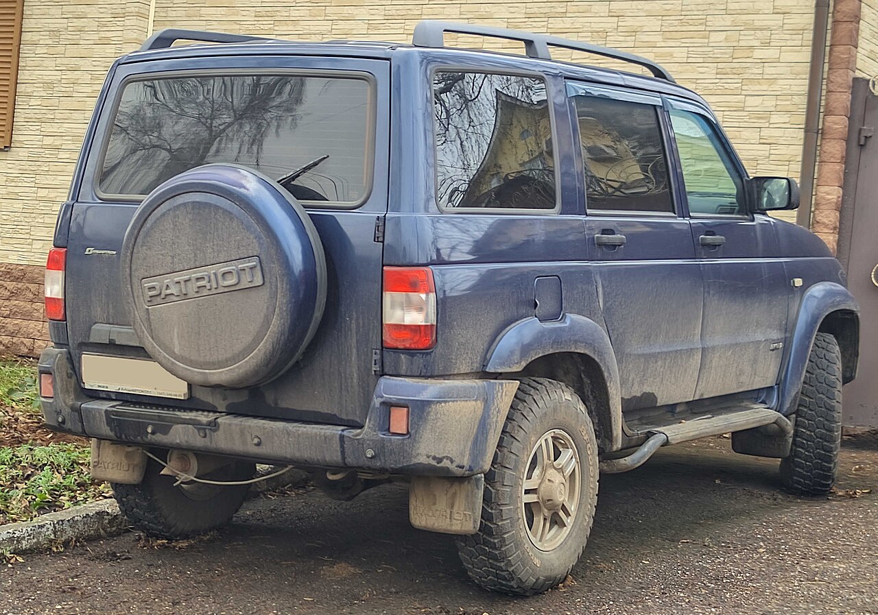 2012 UAZ Patriot dark blue.jpg